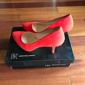 NEVER BEEN WORN PUMPS